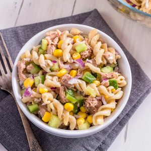 Insalata di Pasta al Tonno con Cetrioli e Mais