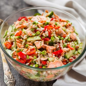 Insalata di Riso con Salmone, Cetrioli e Peperoni