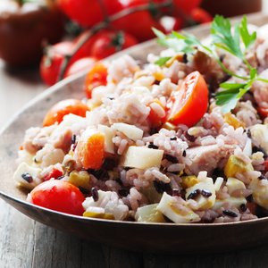 Insalata di Riso con Tonno, Uova e Pomodorini