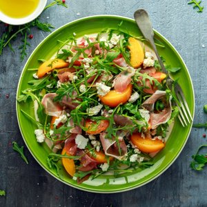 Insalata di Rucola con Pesche e Prosciutto Crudo