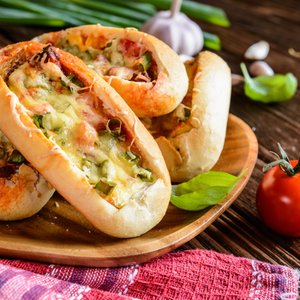 Barchette di Pane con Prosciutto e Formaggio
