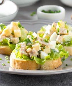Ricetta Crostini con Insalata di Pollo e Uova
