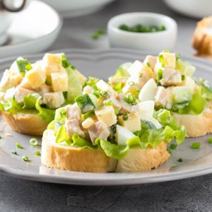 Crostini con Insalata di Pollo e Uova