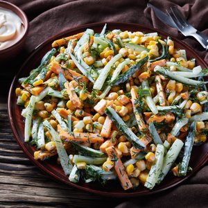 Insalata di Carote, Zucchine e Mais con Salsa allo Yogurt
