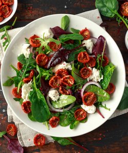Ricetta Insalata di Spinaci con Pomodorini Confit e Feta