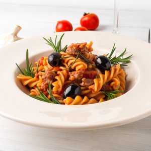 Pasta con Salsiccia e Olive Nere