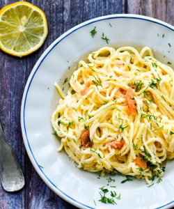 Ricetta Spaghetti alla Chitarra con Panna e Salmone