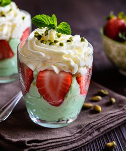 Ricetta Budino al Pistacchio con Fragole e Panna Montata