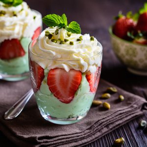 Budino al Pistacchio con Fragole e Panna Montata