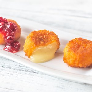 Camembert Fritto con Salsa al Ribes
