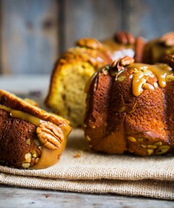Ricetta Ciambella alle Noci e Caramello Salato