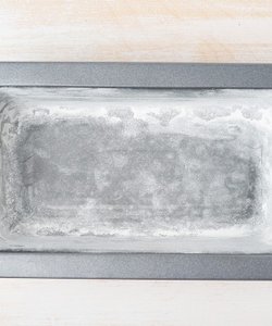 Come Imburrare e Infarinare una Tortiera Perfettamente