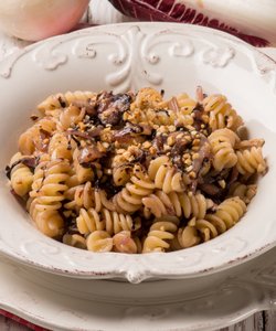 Ricetta Fusilli con Radicchio e Nocciole