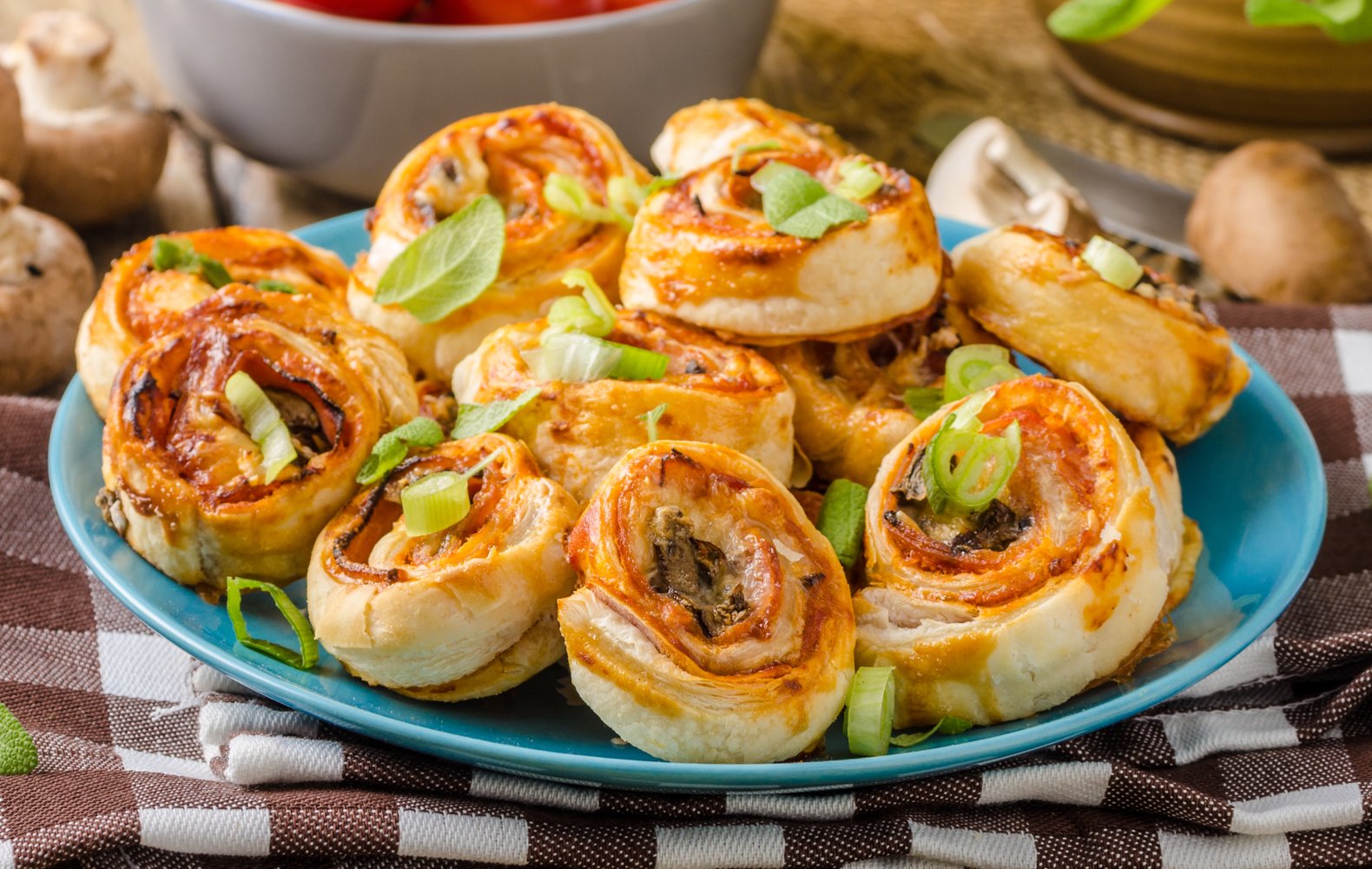 Ricetta Girelle di Pasta Sfoglia ai Funghi Il Club delle Ricette