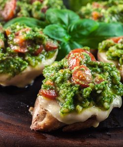 Ricetta Bruschette con Pesto e Pomodorini