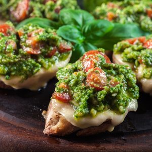 Bruschette con Pesto e Pomodorini