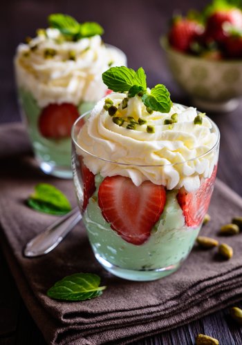 Ricetta Budino al Pistacchio con Fragole e Panna Montata