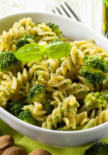 Ricetta Fusilli al Pesto di Broccoli e Mandorle