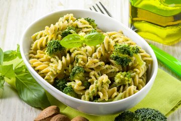 Ricetta Fusilli al Pesto di Broccoli e Mandorle