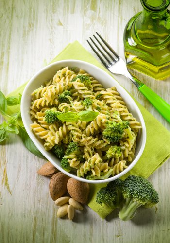 Ricetta Fusilli al Pesto di Broccoli e Mandorle
