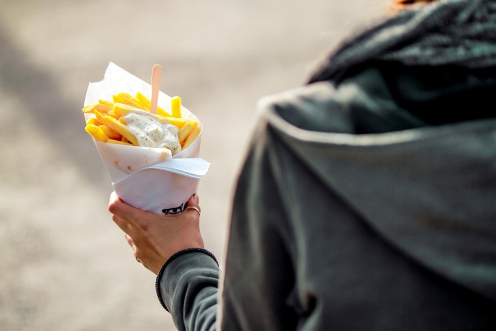 Inghilterra, Mangia solo Patatine e Pane Bianco: Teenager Diventa Cieco e Sordo