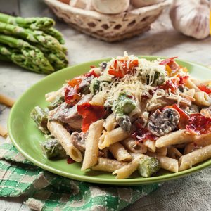 Penne Cremose con Asparagi, Funghi e Speck