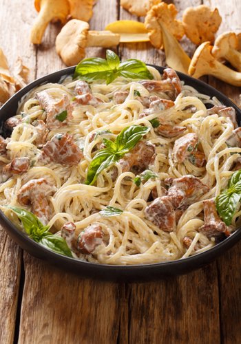 Ricetta Spaghetti ai Funghi Finferli e Crema di Parmigiano