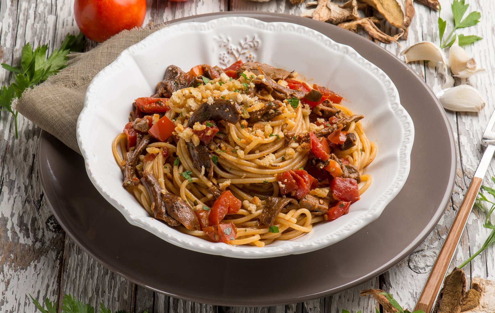Ricetta Spaghetti con Pomodori, Funghi e Briciole di Pane - Il Club ...
