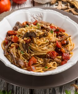 Ricetta Spaghetti con Pomodori, Funghi e Briciole di Pane