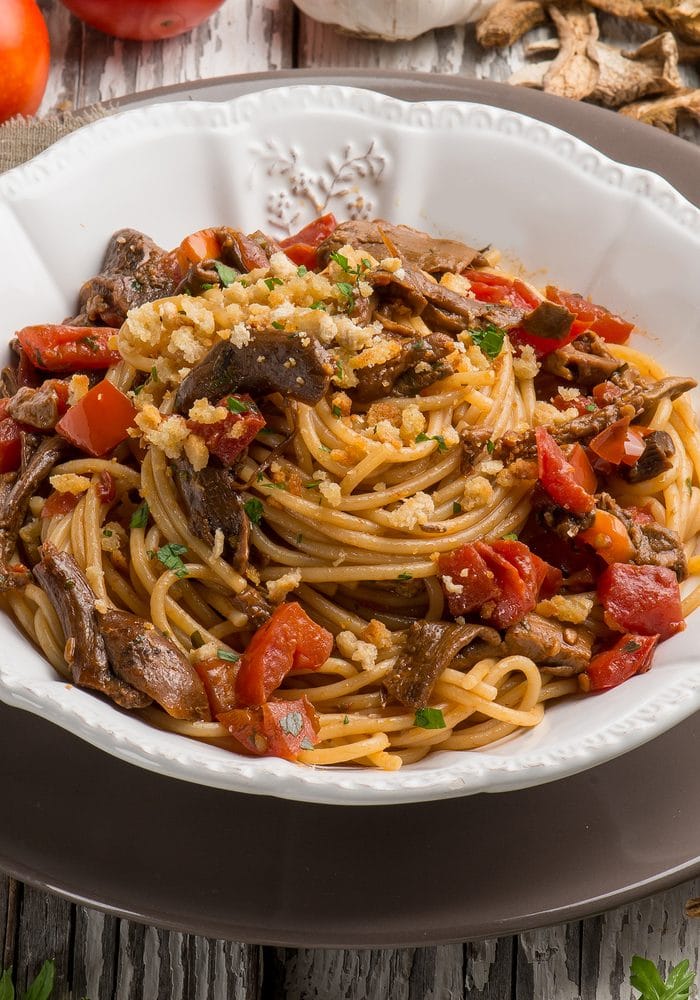 Ricetta Spaghetti con Pomodori, Funghi e Briciole di Pane