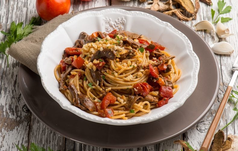 Ricetta Spaghetti con Pomodori, Funghi e Briciole di Pane