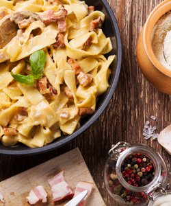 Ricetta Tagliatelle alla Crema di Parmigiano e Pancetta Croccante