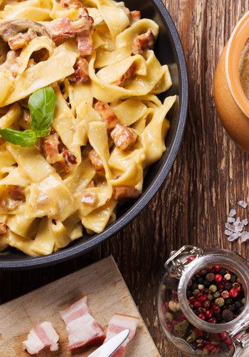 Ricetta Tagliatelle alla Crema di Parmigiano e Pancetta Croccante