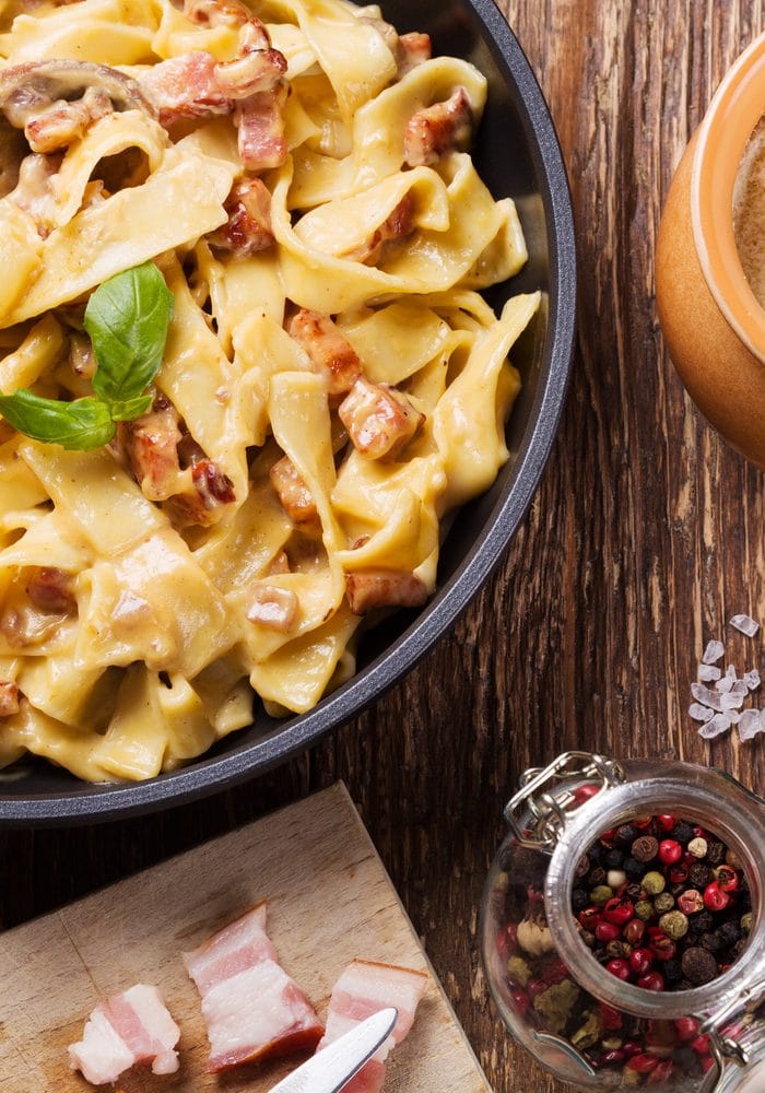 Ricetta Tagliatelle alla Crema di Parmigiano e Pancetta Croccante