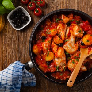Bocconcini di Pollo al Pomodoro con Patate e Olive
