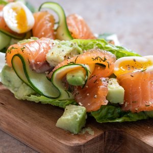Cestini di Lattuga con Gamberi e Avocado