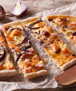 Ricetta Pizza con Zucca, Pancetta e Cipolle