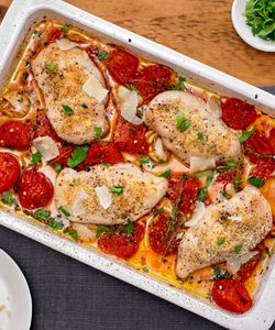 Ricetta Petto di Pollo Gratinato al Forno con Parmigiano e Pomodorini