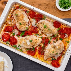 Petto di Pollo Gratinato al Forno con Parmigiano e Pomodorini