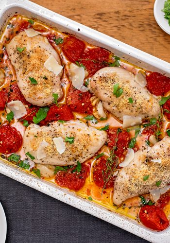 Ricetta Petto di Pollo Gratinato al Forno con Parmigiano e Pomodorini - Il  Club delle Ricette