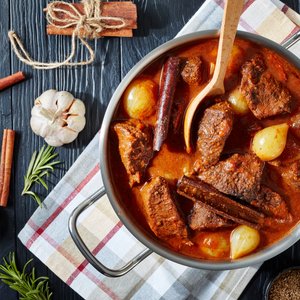Spezzatino di Manzo con Cipolle e Cannella