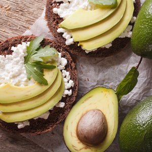 Tartine con Fiocchi di Latte e Avocado