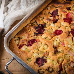 Torta con Rabarbaro e Fragole