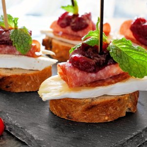Crostini con Brie, Salame e Cipolle Caramellate
