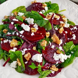 Insalata di Barbabietola con Spinaci, Noci e Feta