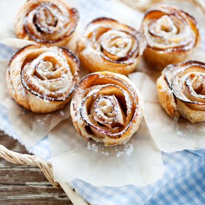 Rose di Pasta Sfoglia con Mele, Marmellata e Cannella