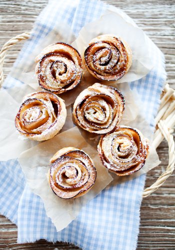 Ricetta Rose di Pasta Sfoglia con Mele, Marmellata e Cannella