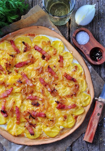 Ricetta Schiacciata di Pasta Brisé con Patate, Formaggio e Pancetta