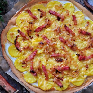Schiacciata di Pasta Brisé con Patate, Formaggio e Pancetta