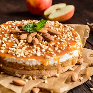 Torta di Mele con Panna, Caramello e Mandorle